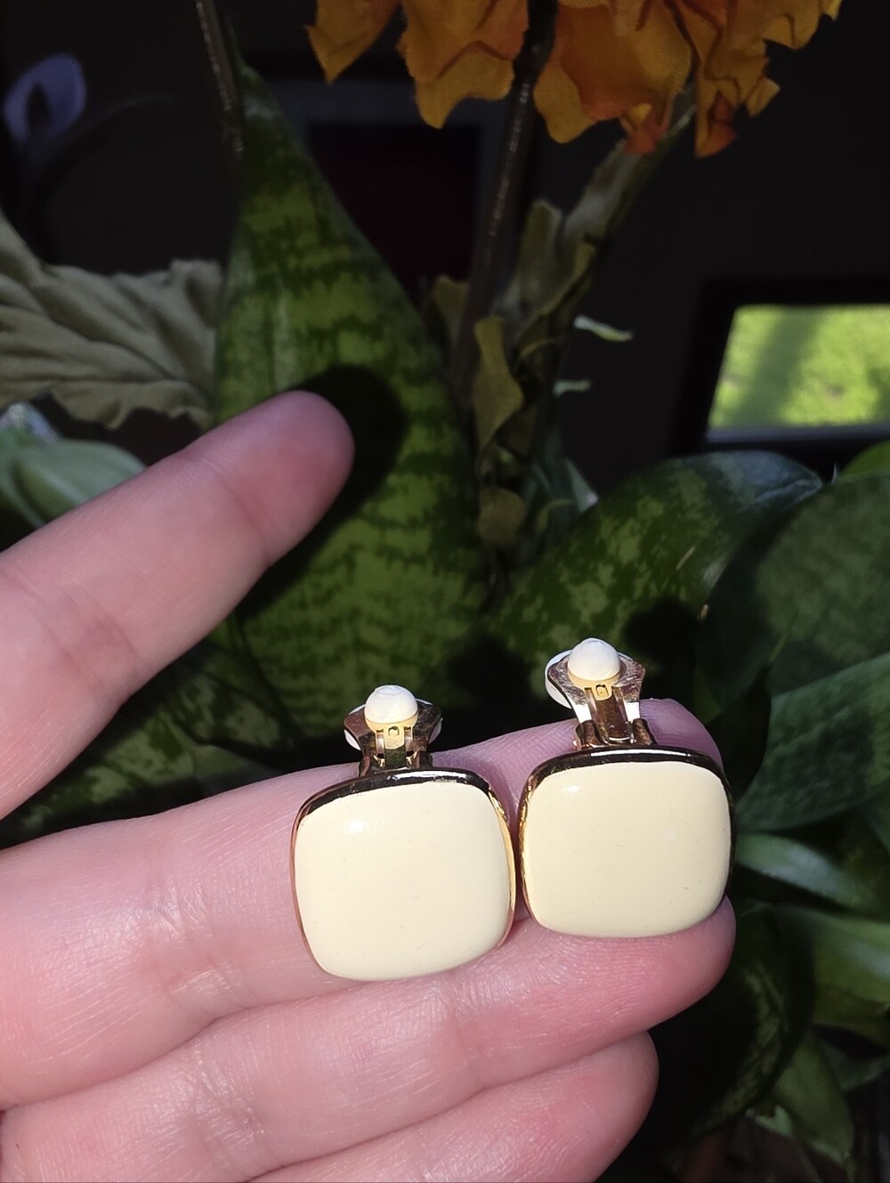 Women's 70s Cream Colored Clip On Earrings